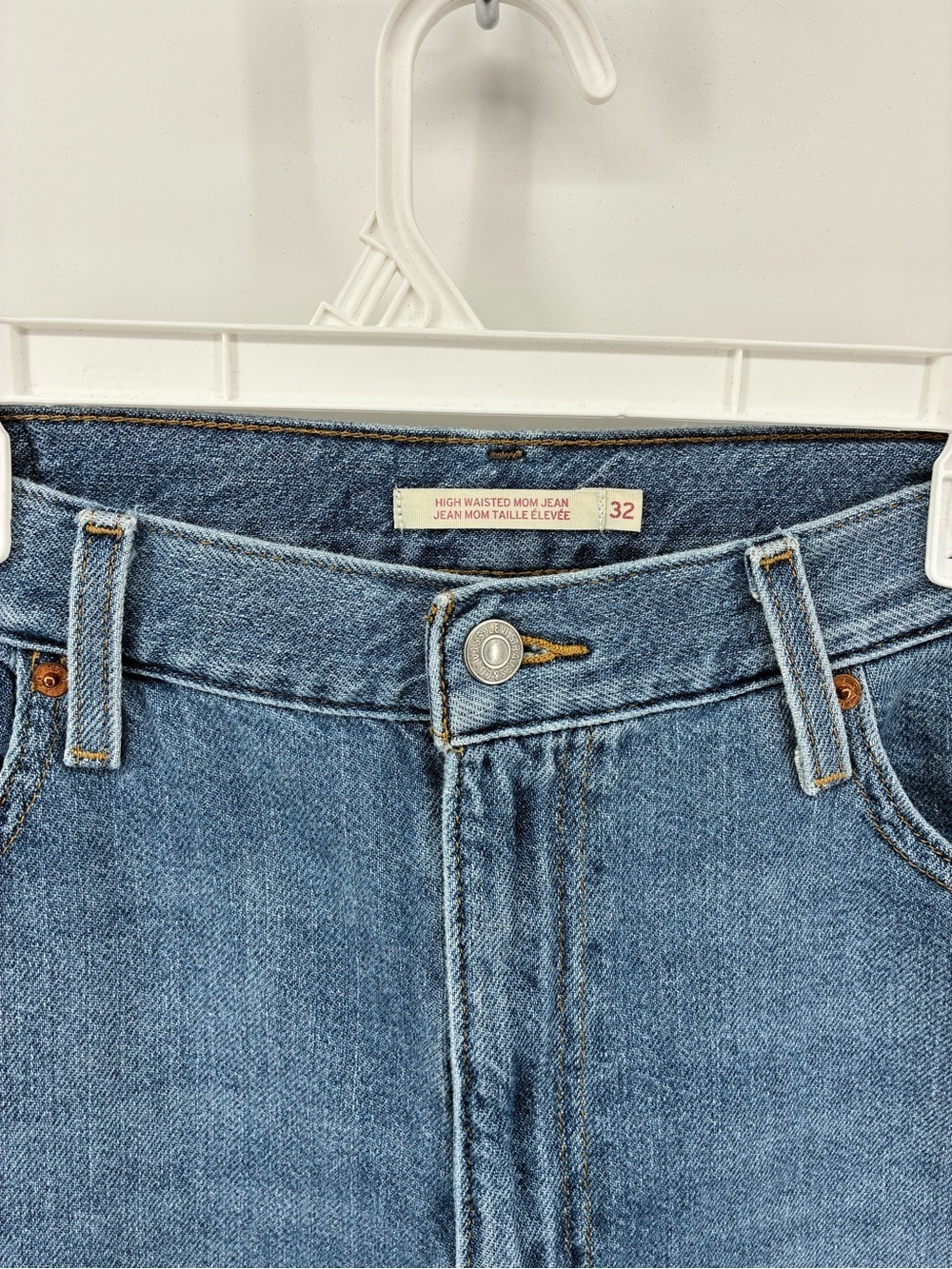 Levi's Women's High Rise Mom Blue Jeans Ripped Knee - Picture 2 of 10